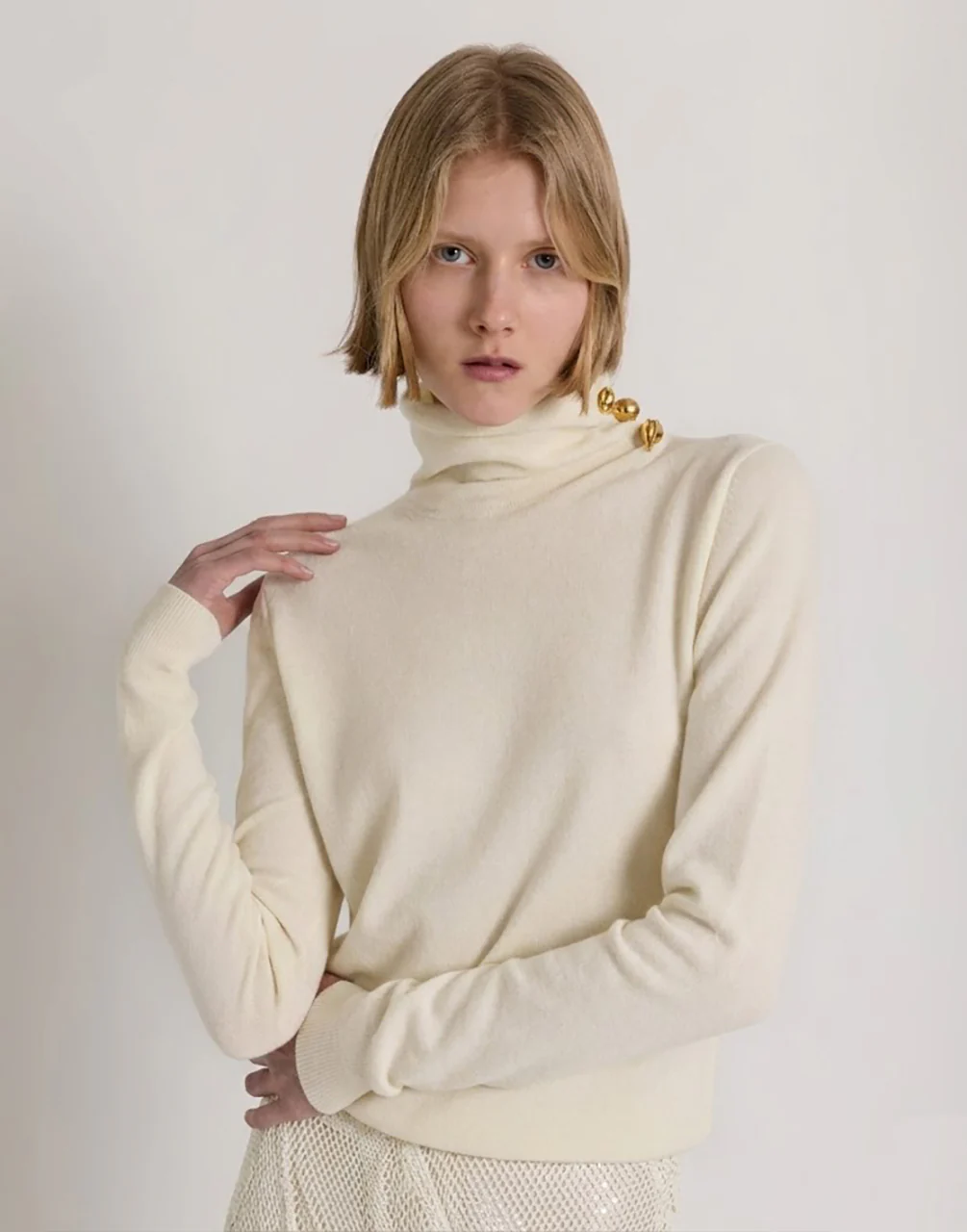 Maglione a collo alto in lana, seta e cashmere con spilla floreale - immagine 4
